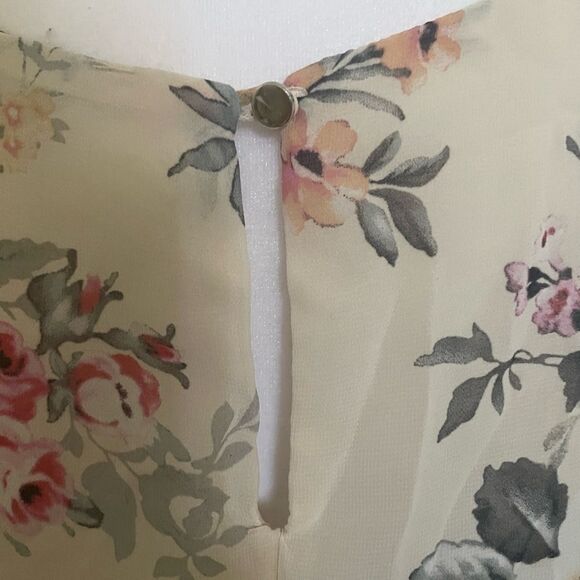 Haute Monde Open Shoulder Flower Top - Picture 7 of 7
